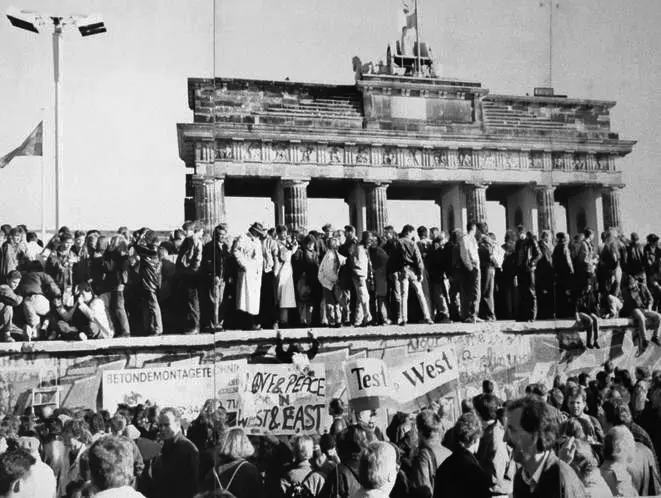 Slika 7 (Vir: https://en.wikipedia.org/wiki/Fall_of_the_Berlin_Wall#/media/File:West_and_East_Germans_at_the_Brandenburg_Gate_in_1989.jpg)